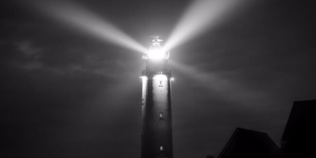 Un faro illumina il buio della notte