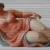 Rappresentazione artistica di una donna adulta seduta, associata al tema del lipedema