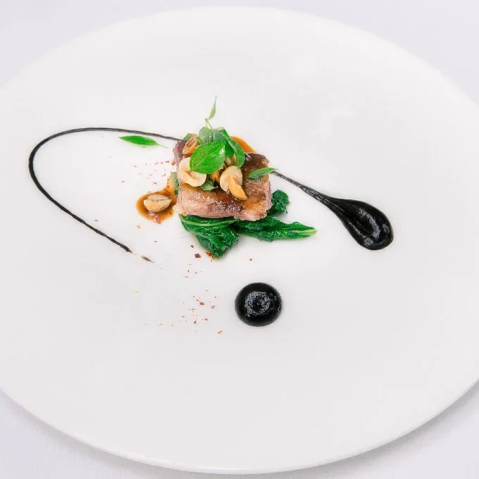 Cucina gourmet mediterranea con ingredienti naturali alleati della circolazione delle gambe