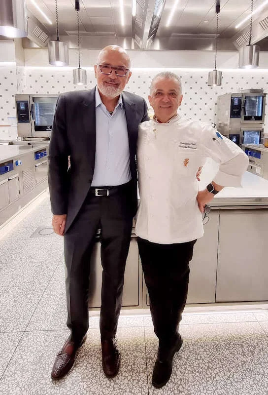 Il Prof. Massimiliano Farina insieme all'Executive Chef nel ristorante di quest'ultimo, per un incontro tra scienza e gusto